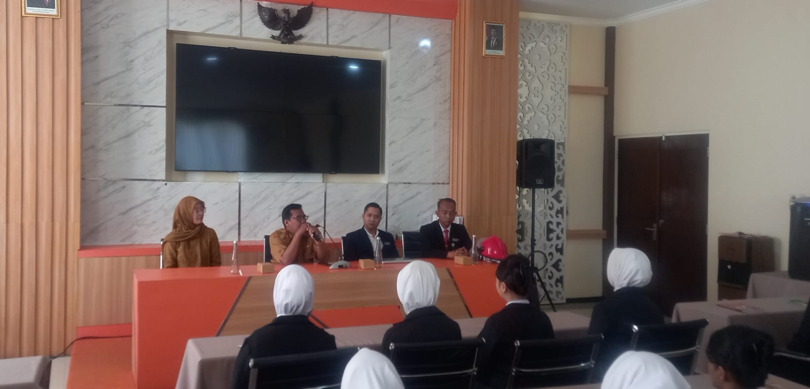 penyerahan cendramata dari waringin group kepada smkn 6 surabaya